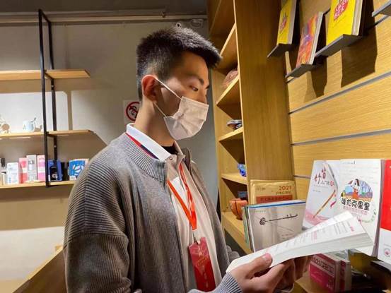 在参与红色读书会活动中留影